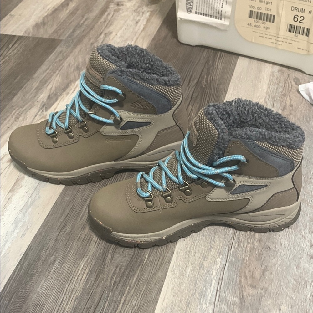 Columbia fuzzy insulated hiking/snow boots